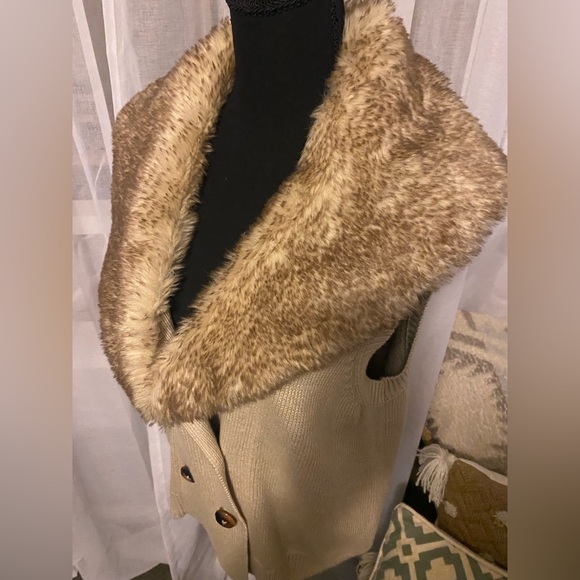 BCBG SWEATER VEST - Picture 5 of 10